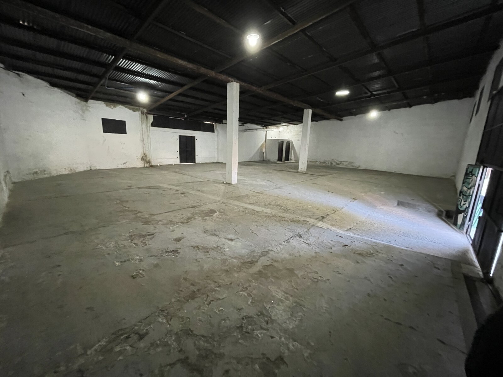 ALQUILER. SOBRE COSTANERA. 250 M2 CON 2 BAÑOS. LUZ TRIFASICA. 17 x 15 mt - 1