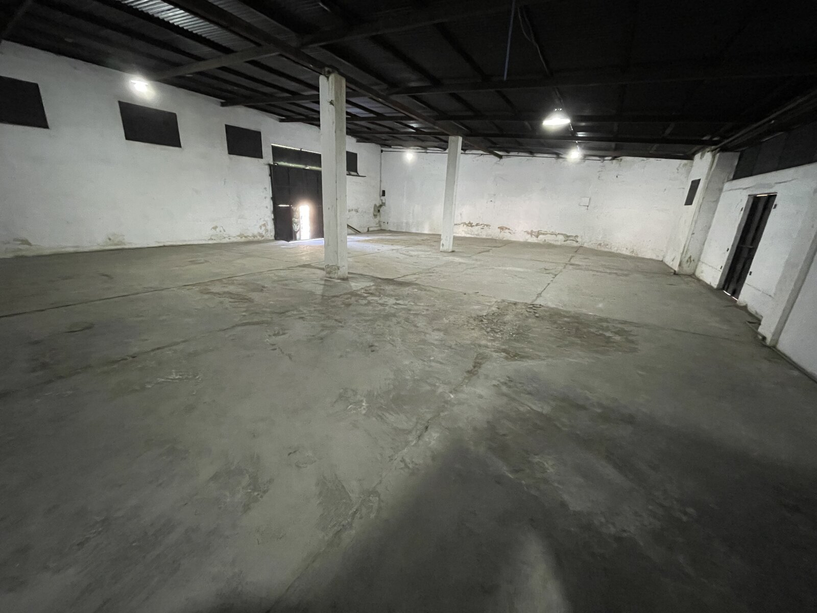 ALQUILER. SOBRE COSTANERA. 250 M2 CON 2 BAÑOS. LUZ TRIFASICA. 17 x 15 mt - 6