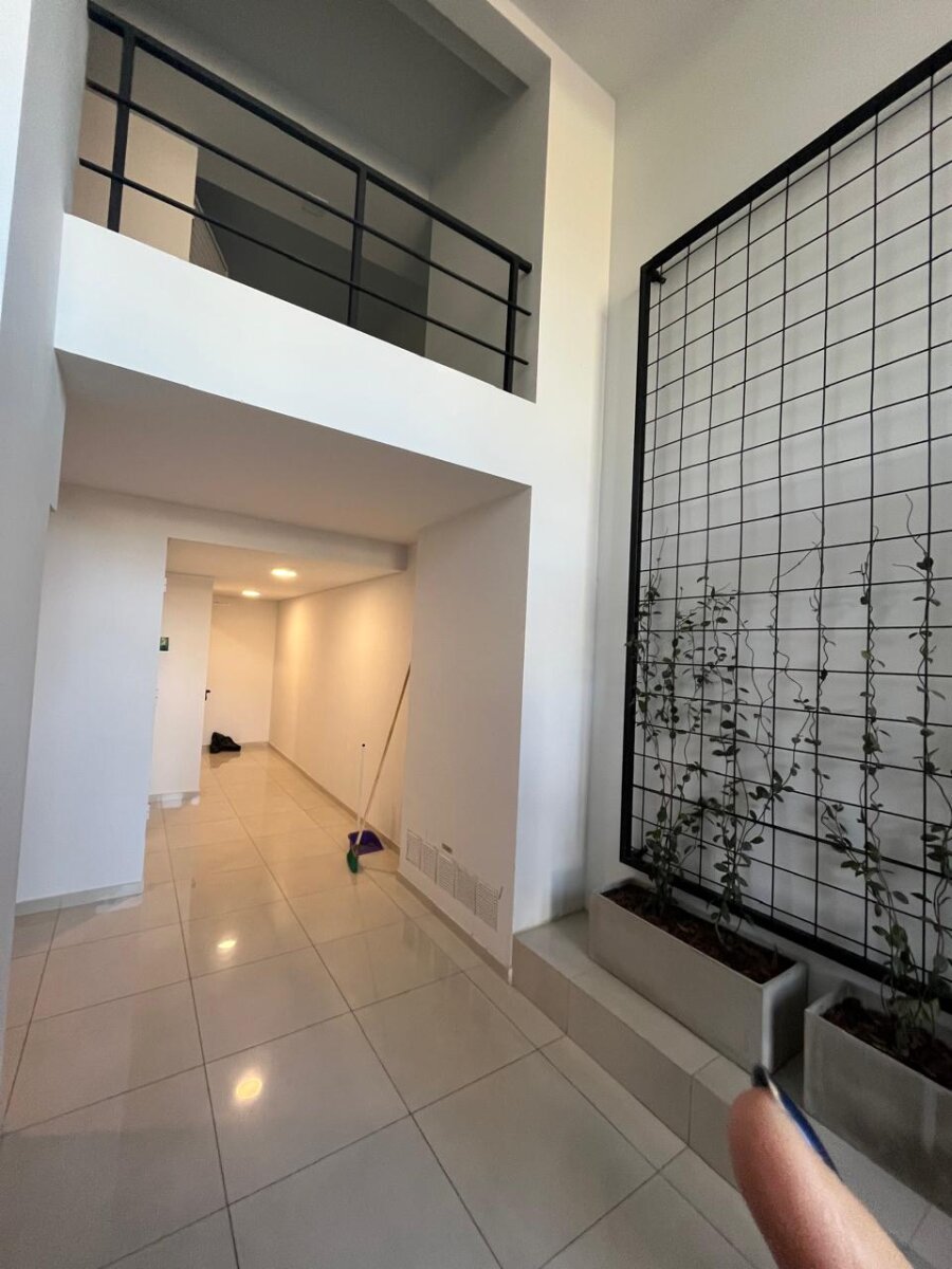 UN DORMITORIO CON BALCON + AMENITIES - 3
