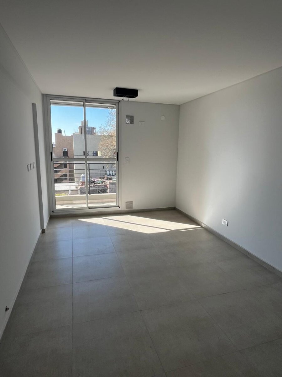 UN DORMITORIO CON BALCON + AMENITIES - 10