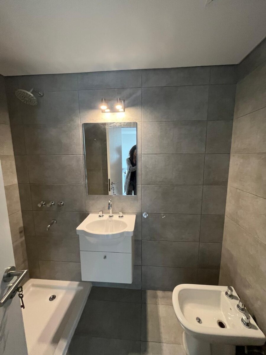 UN DORMITORIO CON BALCON + AMENITIES - 18