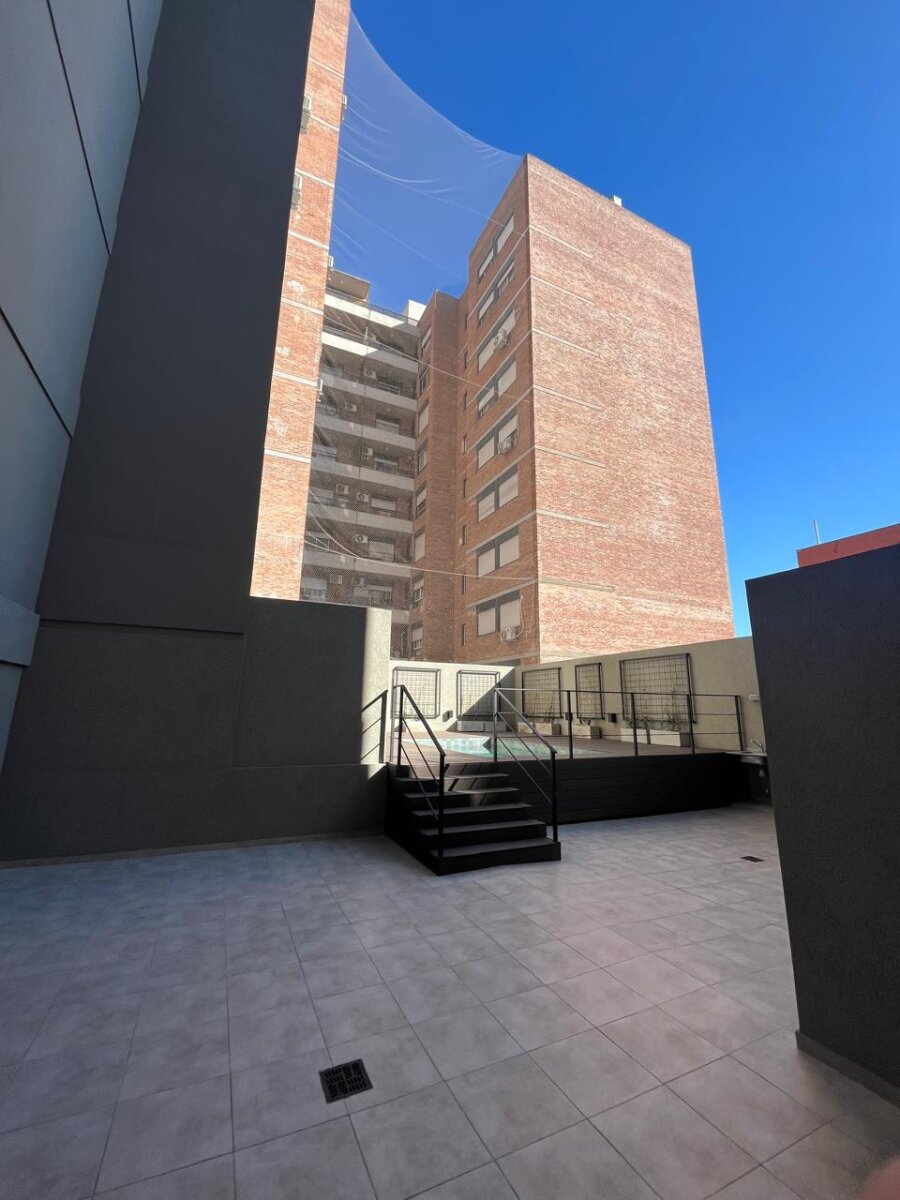 UN DORMITORIO CON BALCON + AMENITIES - 4