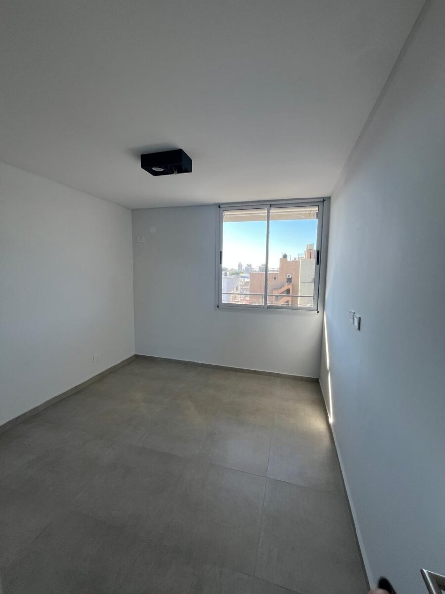 UN DORMITORIO CON BALCON + AMENITIES - 14