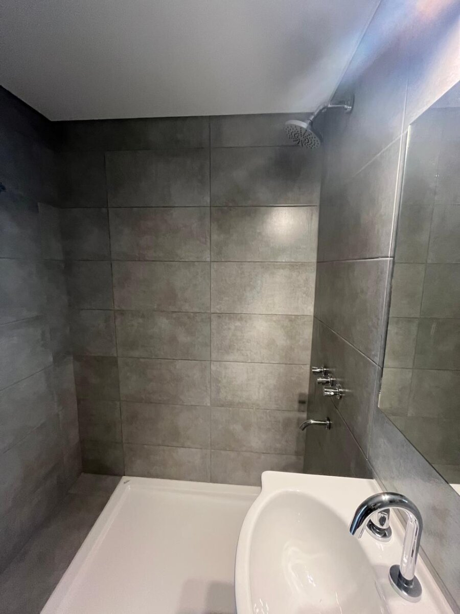 UN DORMITORIO CON BALCON + AMENITIES - 19