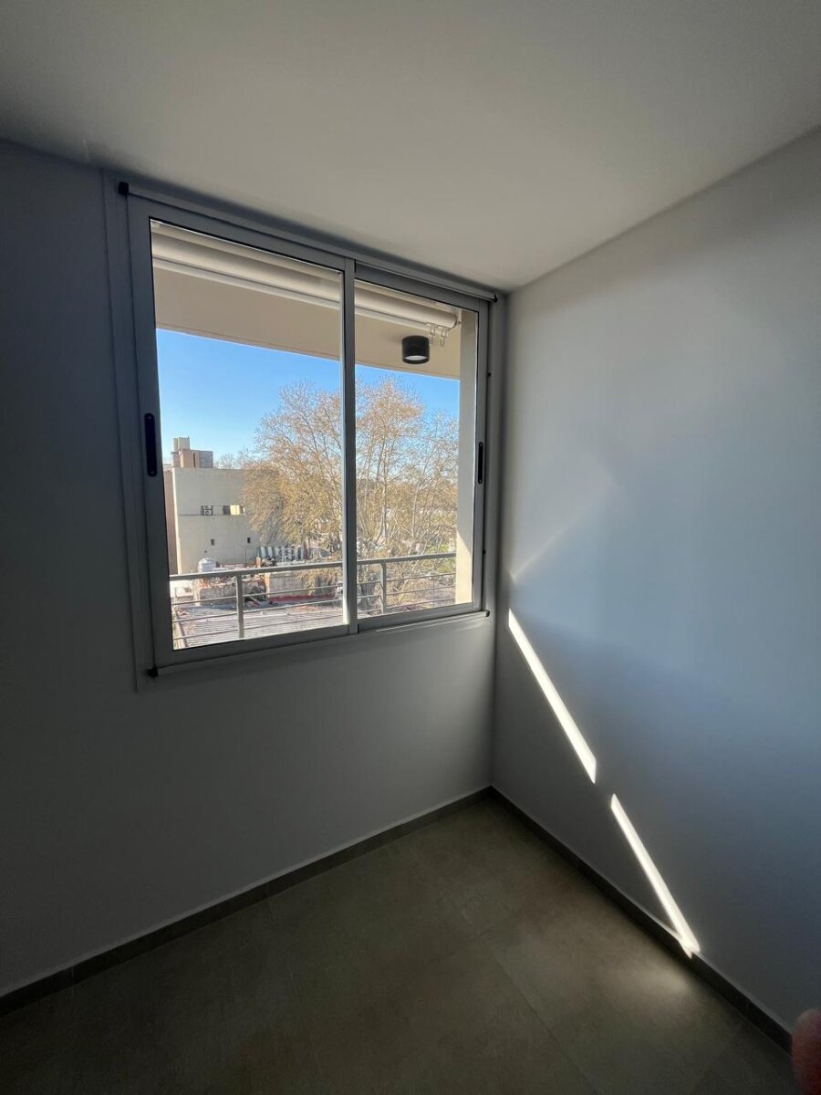 UN DORMITORIO CON BALCON + AMENITIES - 15