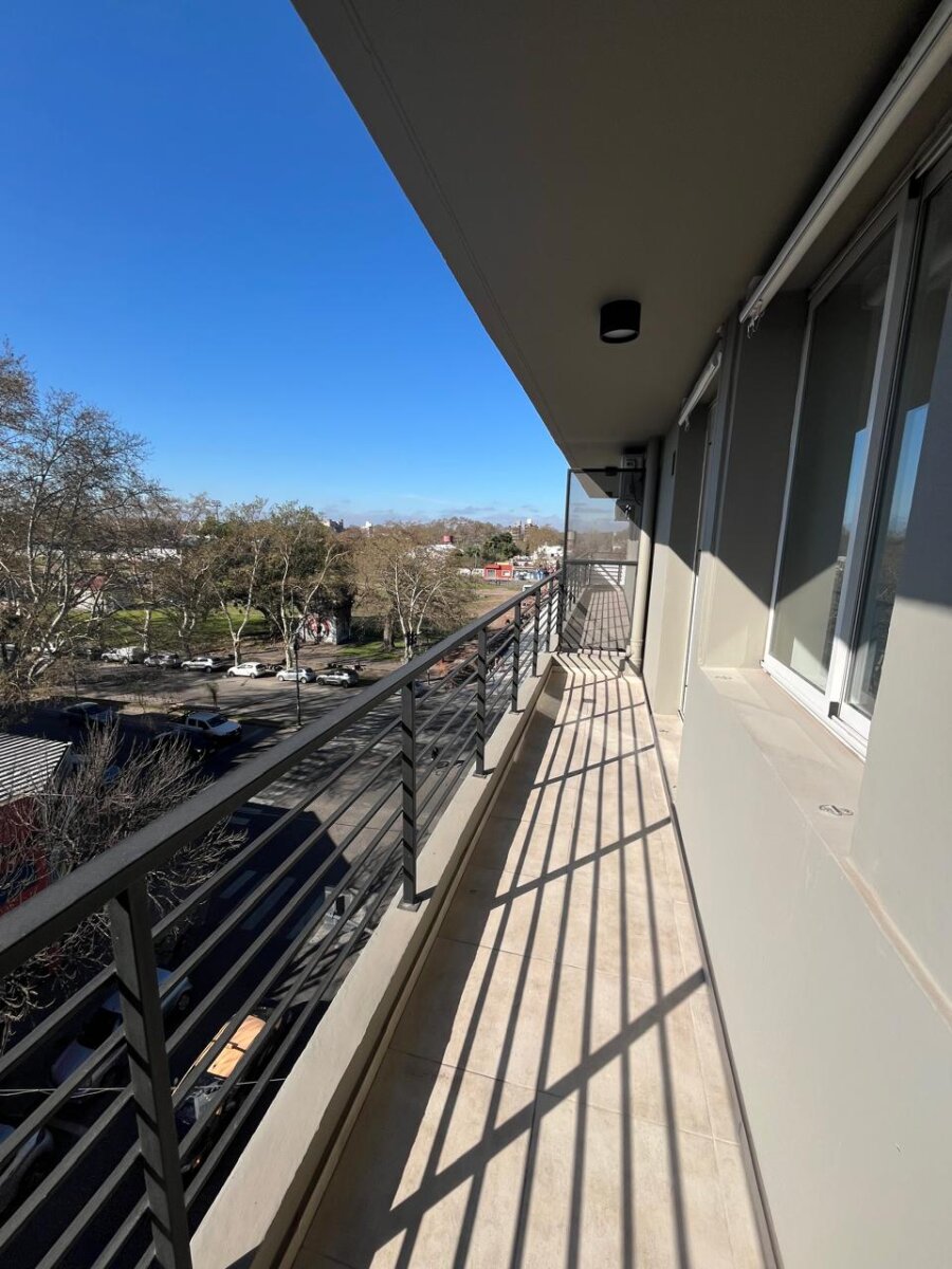 UN DORMITORIO CON BALCON + AMENITIES - 13