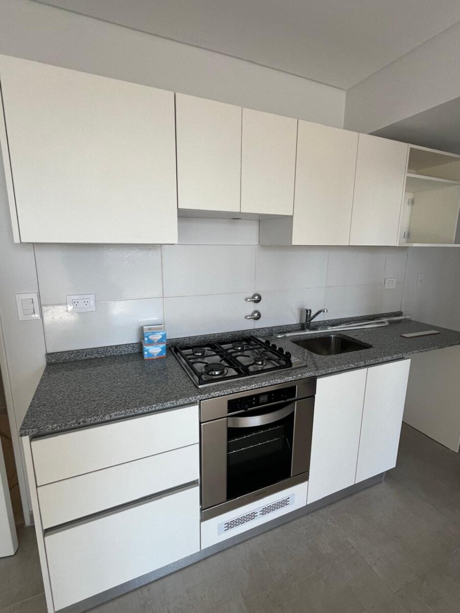 UN DORMITORIO CON BALCON + AMENITIES - 8
