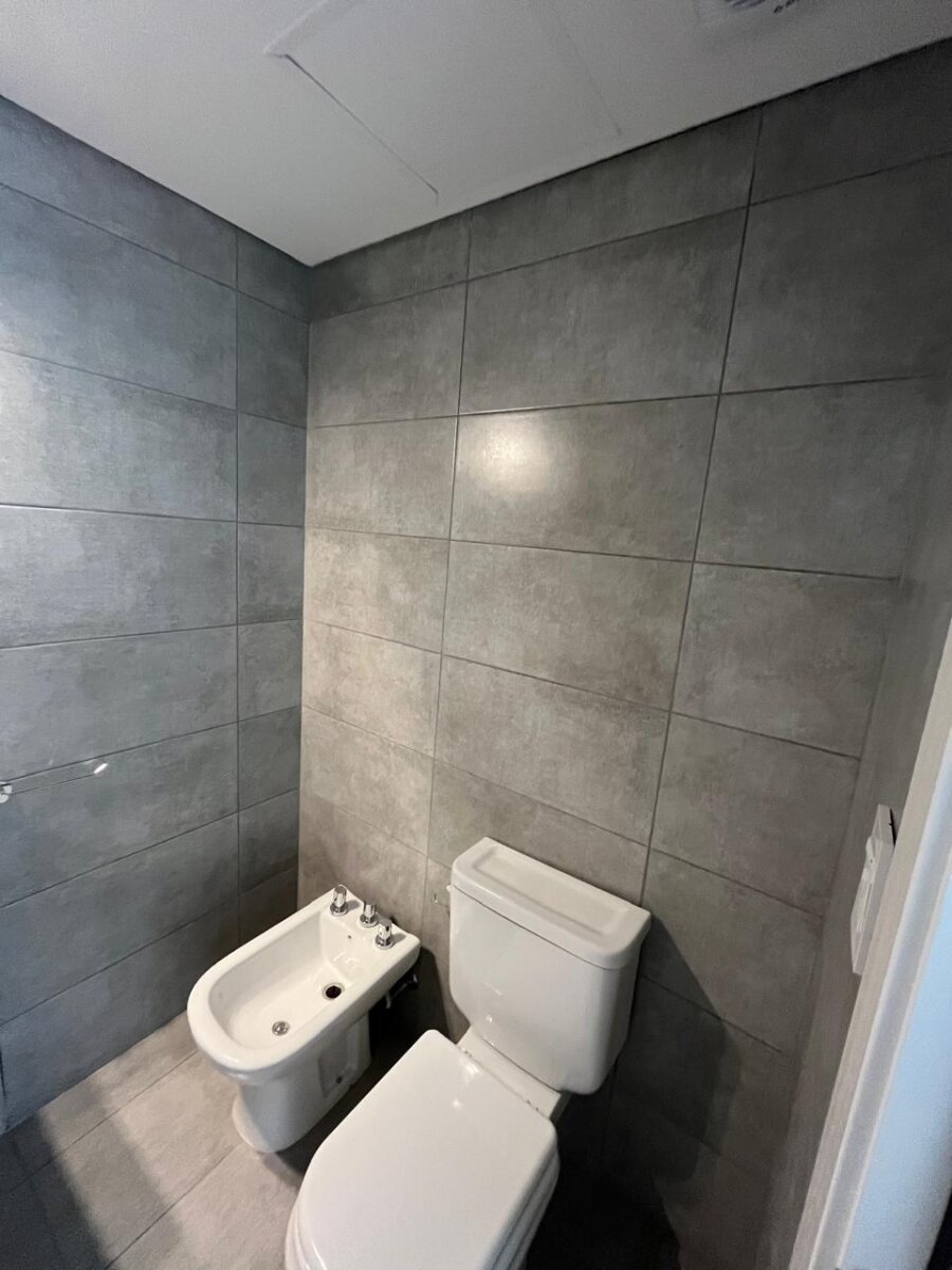 UN DORMITORIO CON BALCON + AMENITIES - 17