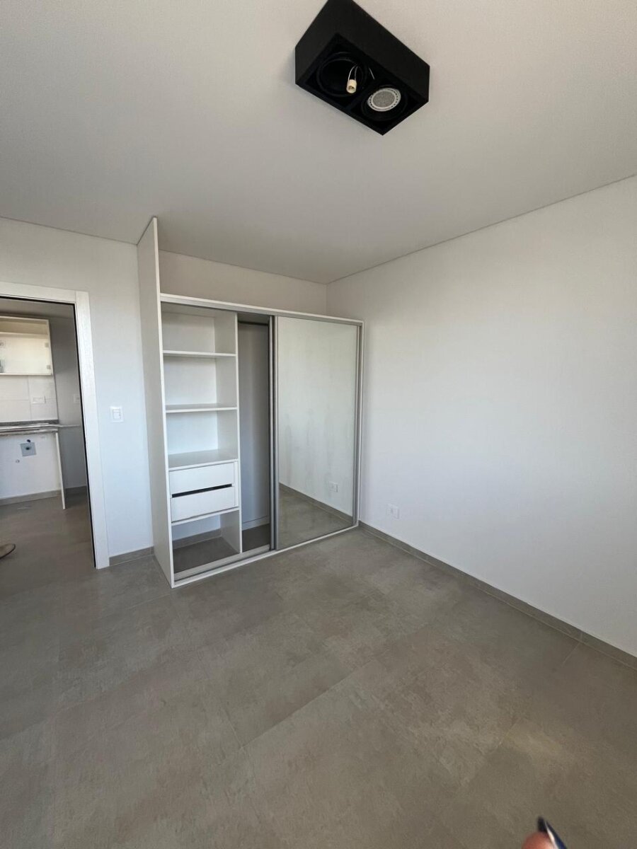 UN DORMITORIO CON BALCON + AMENITIES - 16