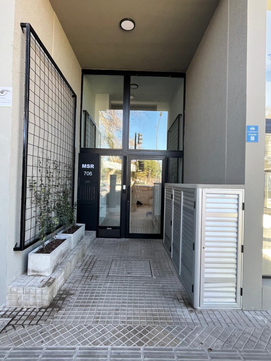 UN DORMITORIO CON BALCON + AMENITIES - 2
