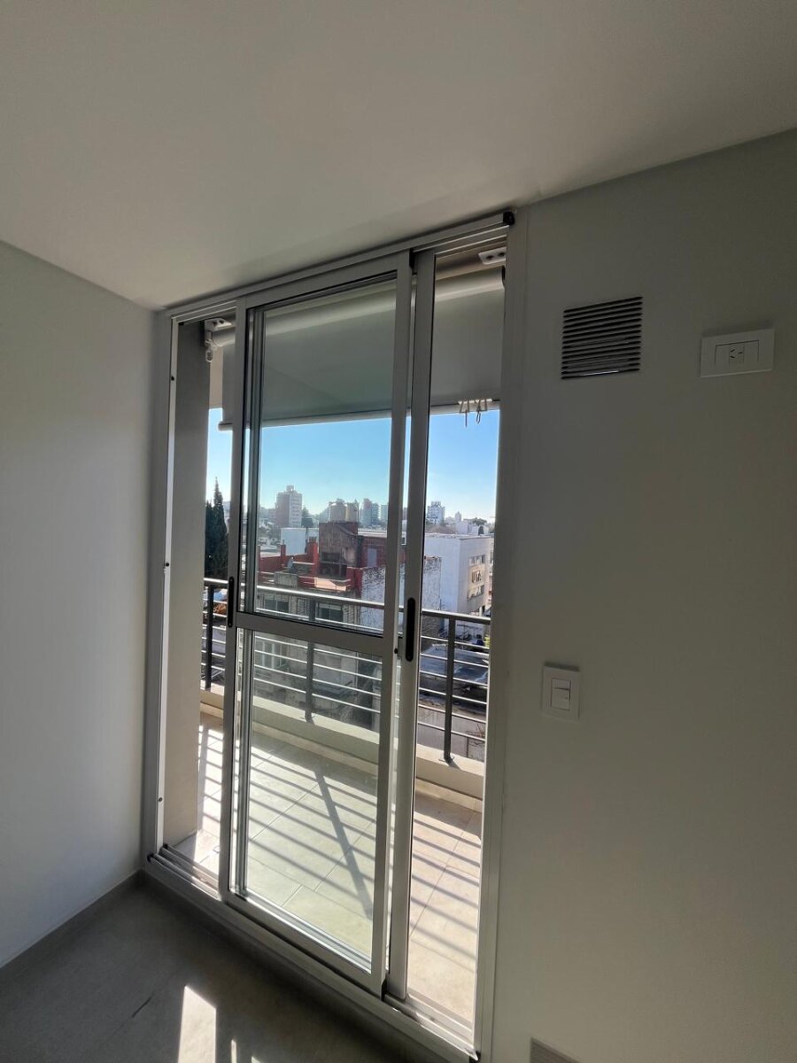 UN DORMITORIO CON BALCON + AMENITIES - 12