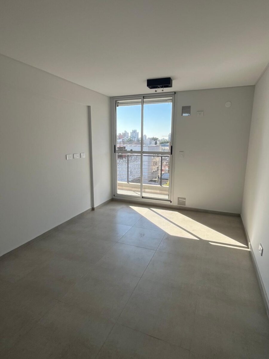 UN DORMITORIO CON BALCON + AMENITIES - 11