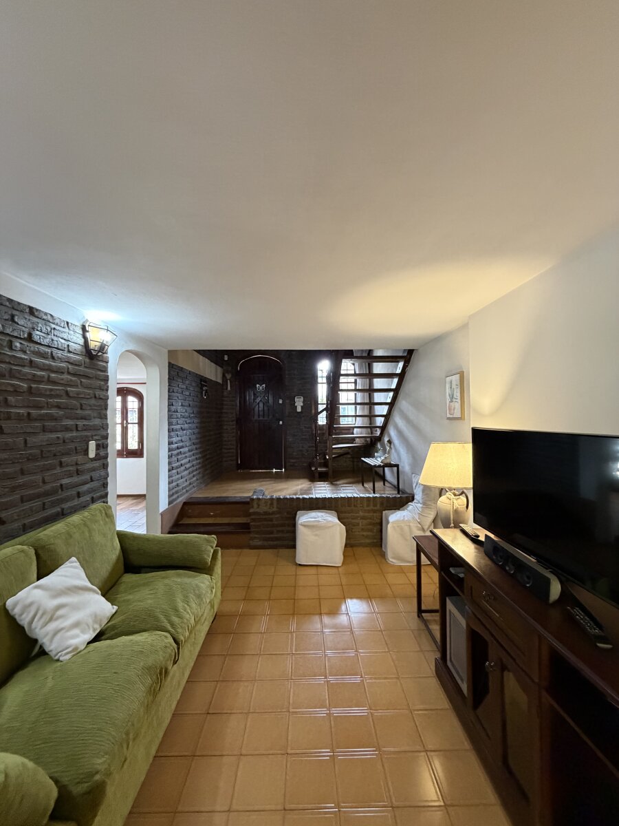 MUNIAGURRIA Y EVA PERON - CASA CON JARDÍN Y PARRILLERO - 6