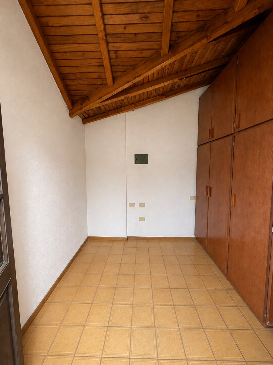 MUNIAGURRIA Y EVA PERON - CASA CON JARDÍN Y PARRILLERO - 30