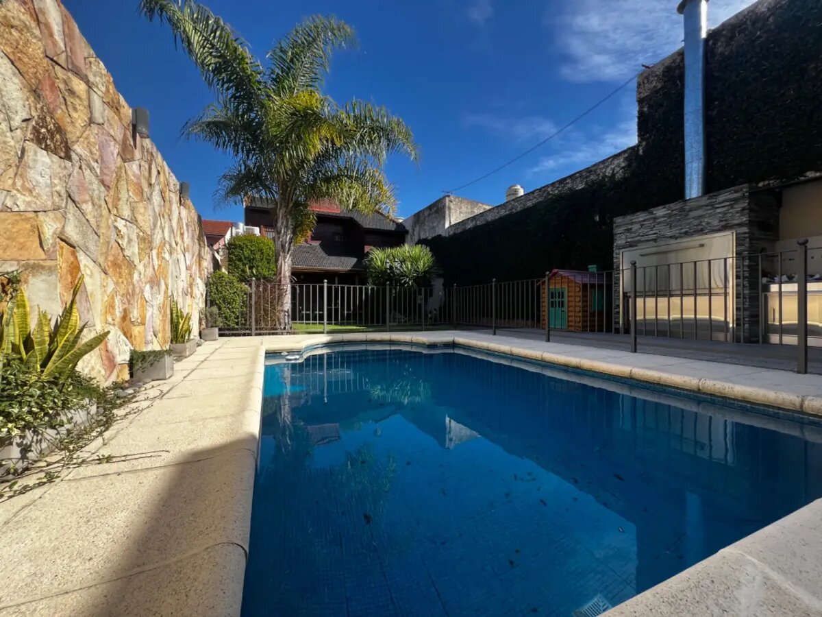 Venta Casa Chalet Parrilla Pileta Apto Credito Banfield