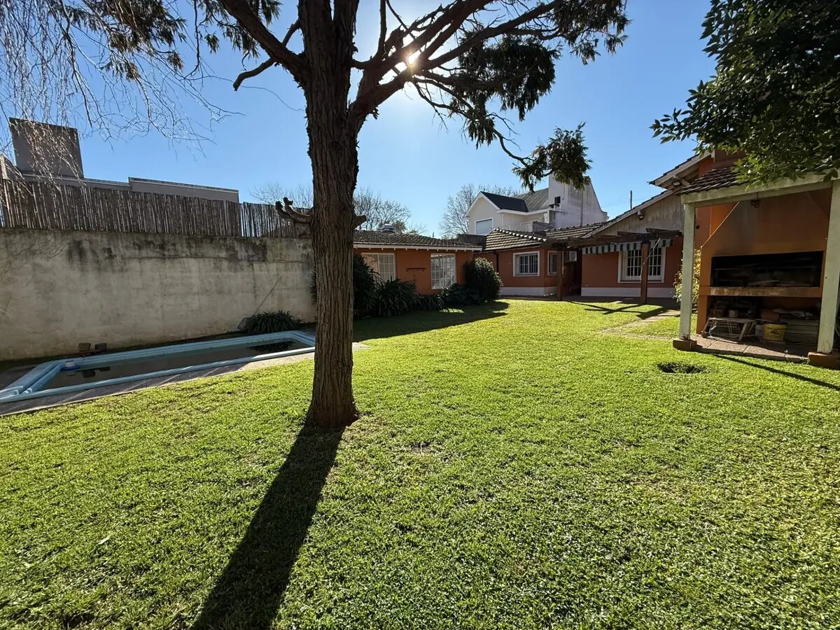 Venta Casa Tipo Chalet 4 Ambientes Parque Pileta Banfield