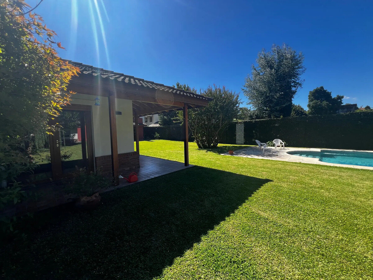 Venta Casa Chalet Adrogué Pileta Parque Permuta Apto Crédito