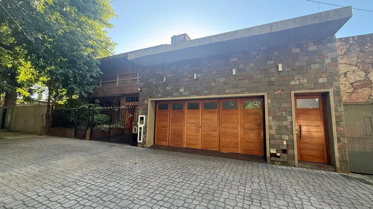 Venta Casa Lote Doble Pileta Permuta Banfield Barrio Inglés