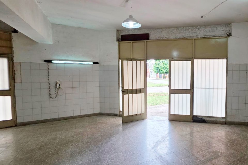 AMPLIO LOCAL COMERCIAL PUEYRREDÓN ESQ. COMODORO RIVADAVIA - 7
