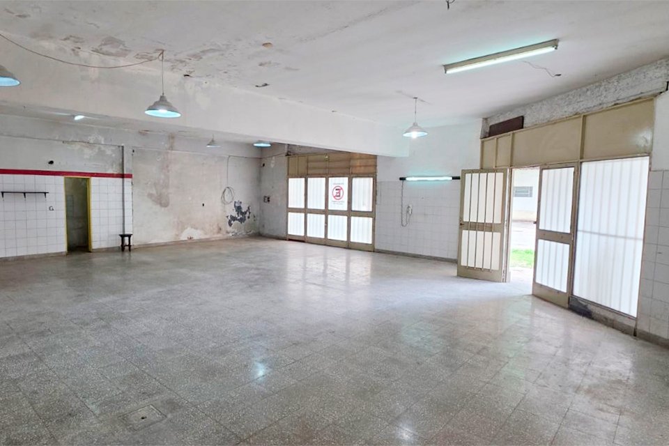 AMPLIO LOCAL COMERCIAL PUEYRREDÓN ESQ. COMODORO RIVADAVIA - 5
