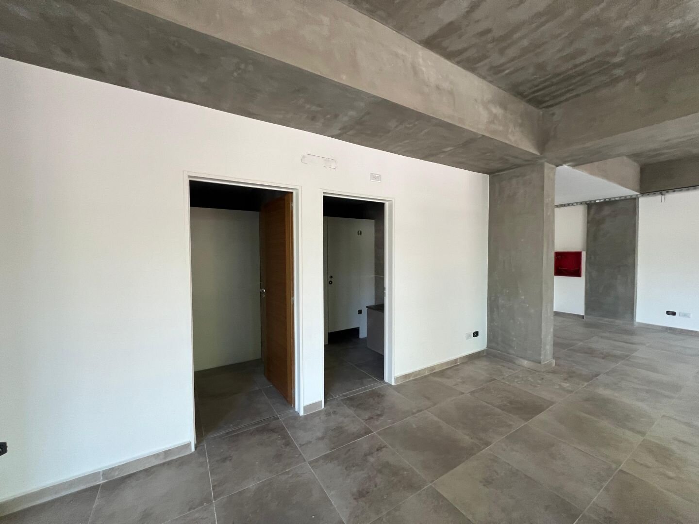 Oficina a estrenar en venta. Cocina y baños. 140m2 en una planta. - 8