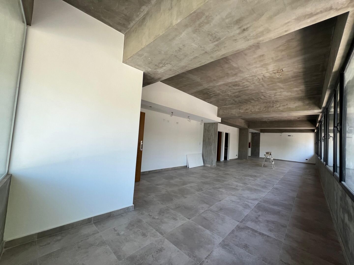 Oficina a estrenar en venta. Cocina y baños. 140m2 en una planta. - 6