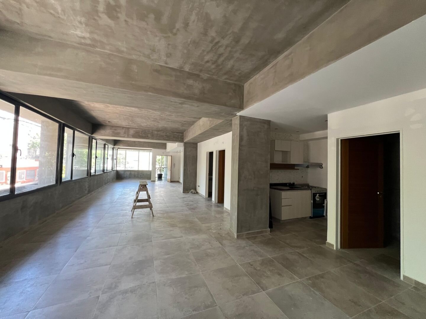 Oficina a estrenar en venta. Cocina y baños. 140m2 en una planta. - 2