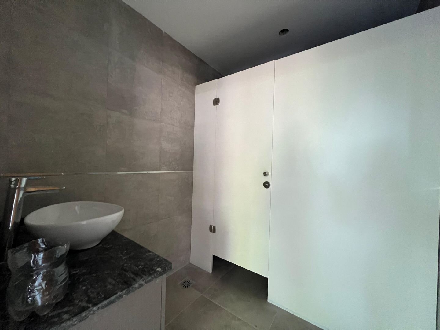Oficina a estrenar en venta. Cocina y baños. 140m2 en una planta. - 9
