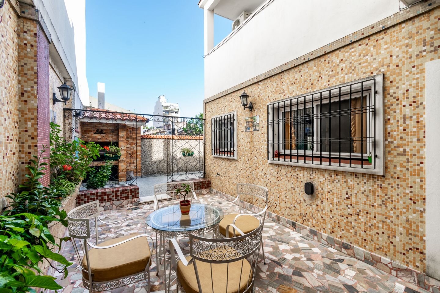 Dos casas en una: ideal para dos familias, en un terreno propio de 233 m2 - 8