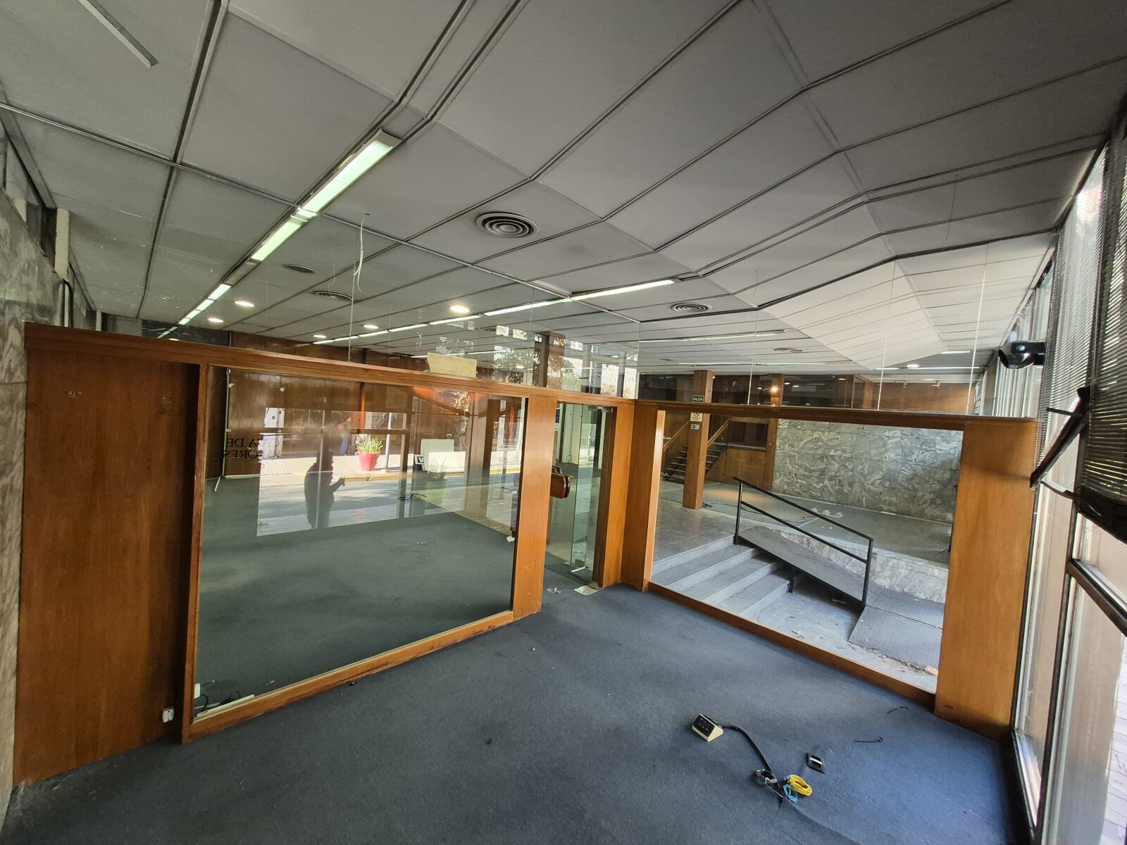 ALQUILER LOCAL COMERCIAL PB VIDRIERA DE 18 MTS DE FRENTE DOBLE ALTURA EN ROSARIO DE SANTA FE Y ALVEAR Bª CENTRO — foto 3