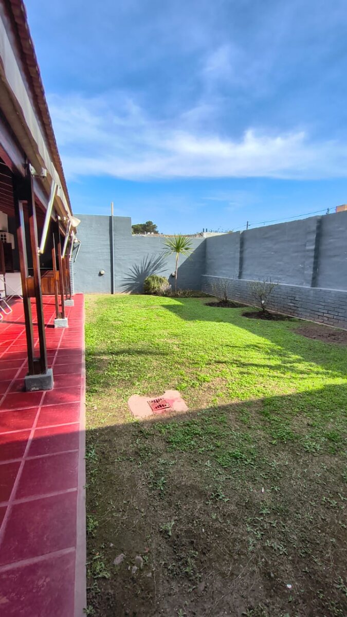 CASA EN VENTA | BARRIO LAS ROSAS | 3 DORMITORIOS | QUINCHO | COCHERA PARA 3 VEHÍCULOS - 9