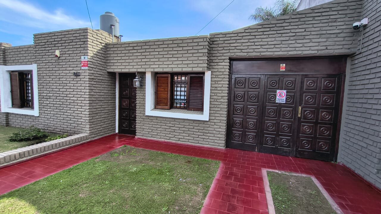 CASA EN VENTA | BARRIO LAS ROSAS | 3 DORMITORIOS | QUINCHO | COCHERA PARA 3 VEHÍCULOS - 2