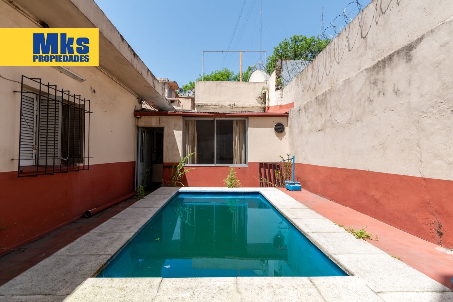 Venta. Casa sobre lote propio. Piscina y terraza. 5 dormitorios.