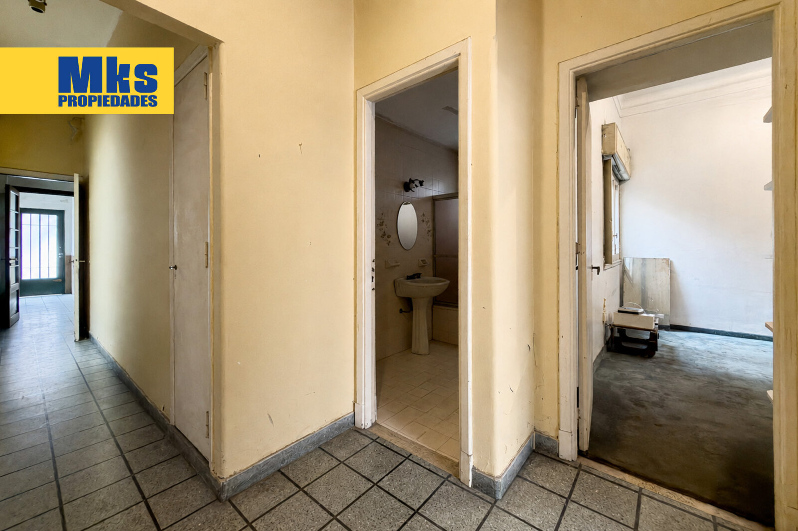 ¡Retasada! Casa con cochera en venta. 4 ambientes. A reciclar. - 21