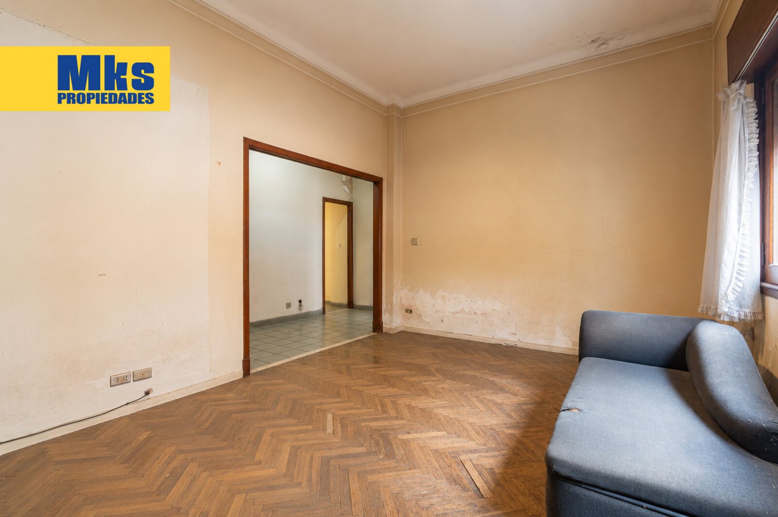 ¡Retasada! Casa con cochera en venta. 4 ambientes. A reciclar. - 4