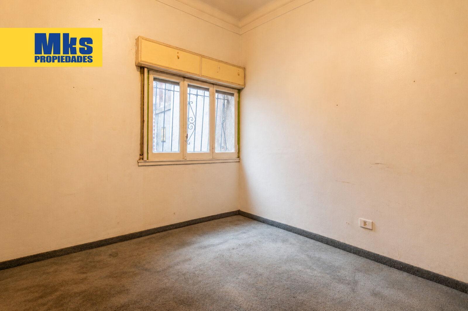 ¡Retasada! Casa con cochera en venta. 4 ambientes. A reciclar. - 15