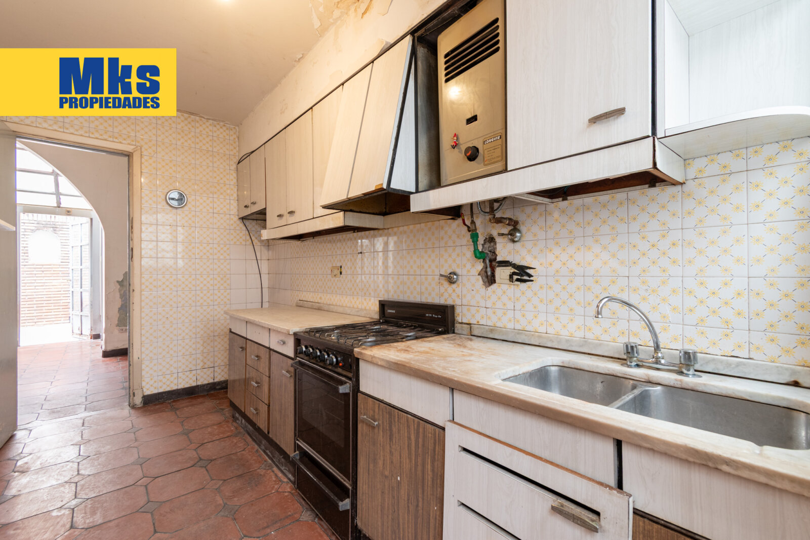 ¡Retasada! Casa con cochera en venta. 4 ambientes. A reciclar. - 7