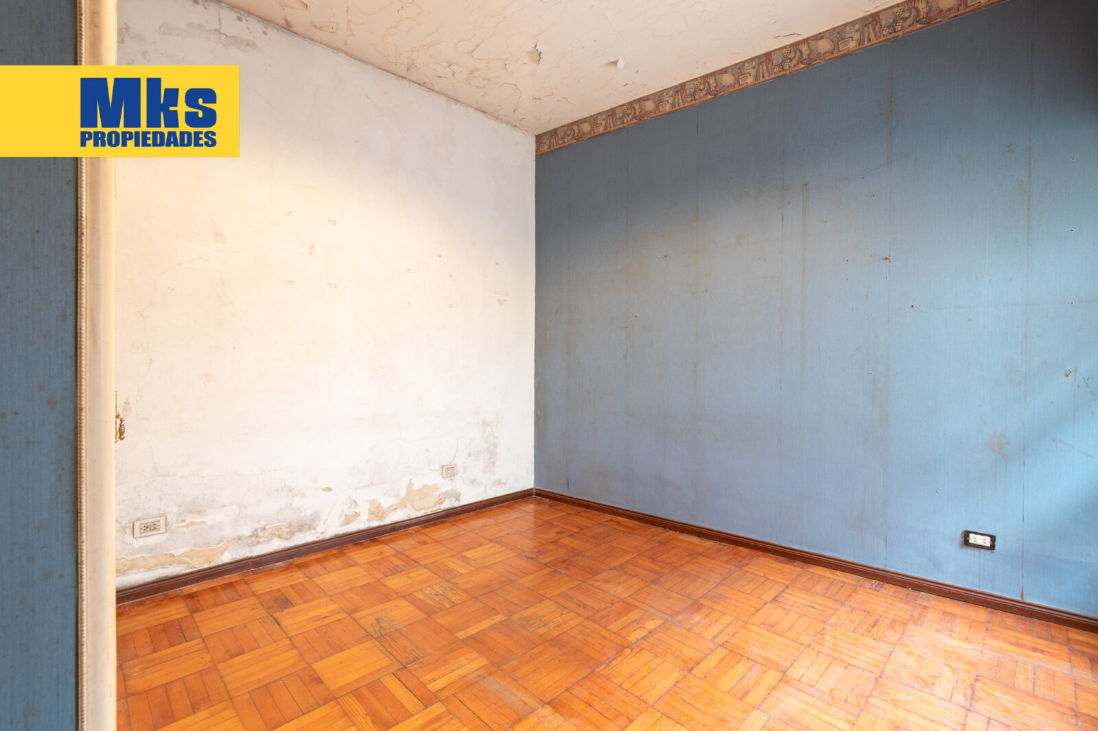 ¡Retasada! Casa con cochera en venta. 4 ambientes. A reciclar. - 11