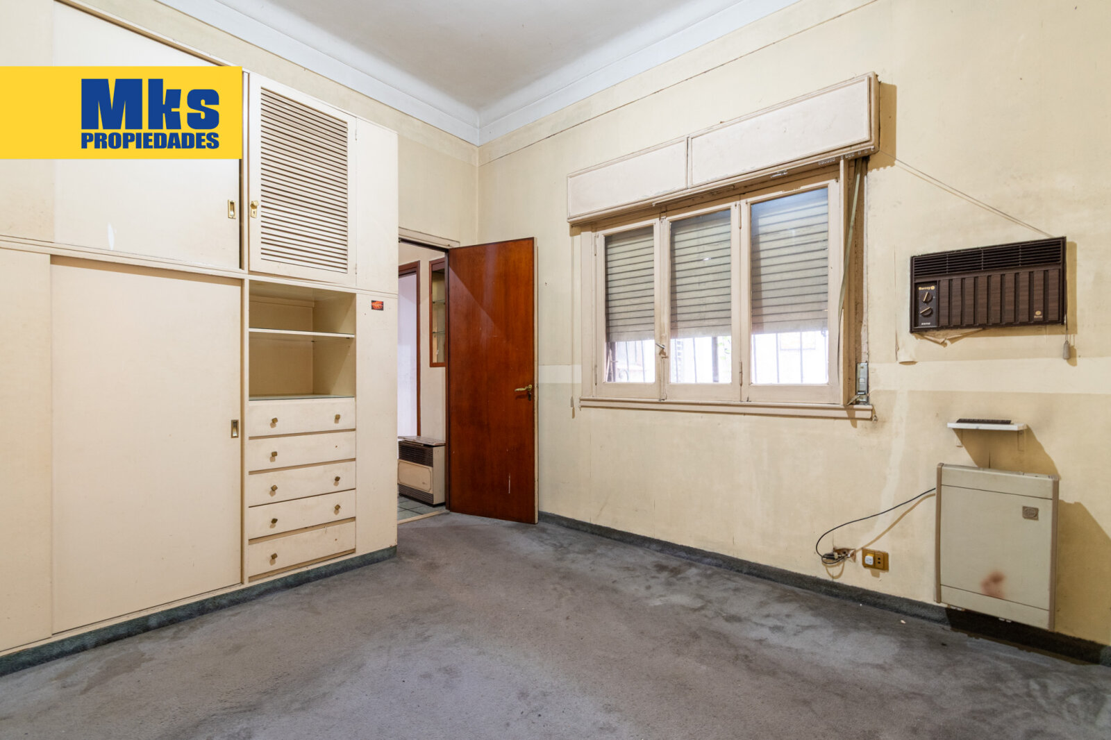 ¡Retasada! Casa con cochera en venta. 4 ambientes. A reciclar. - 18