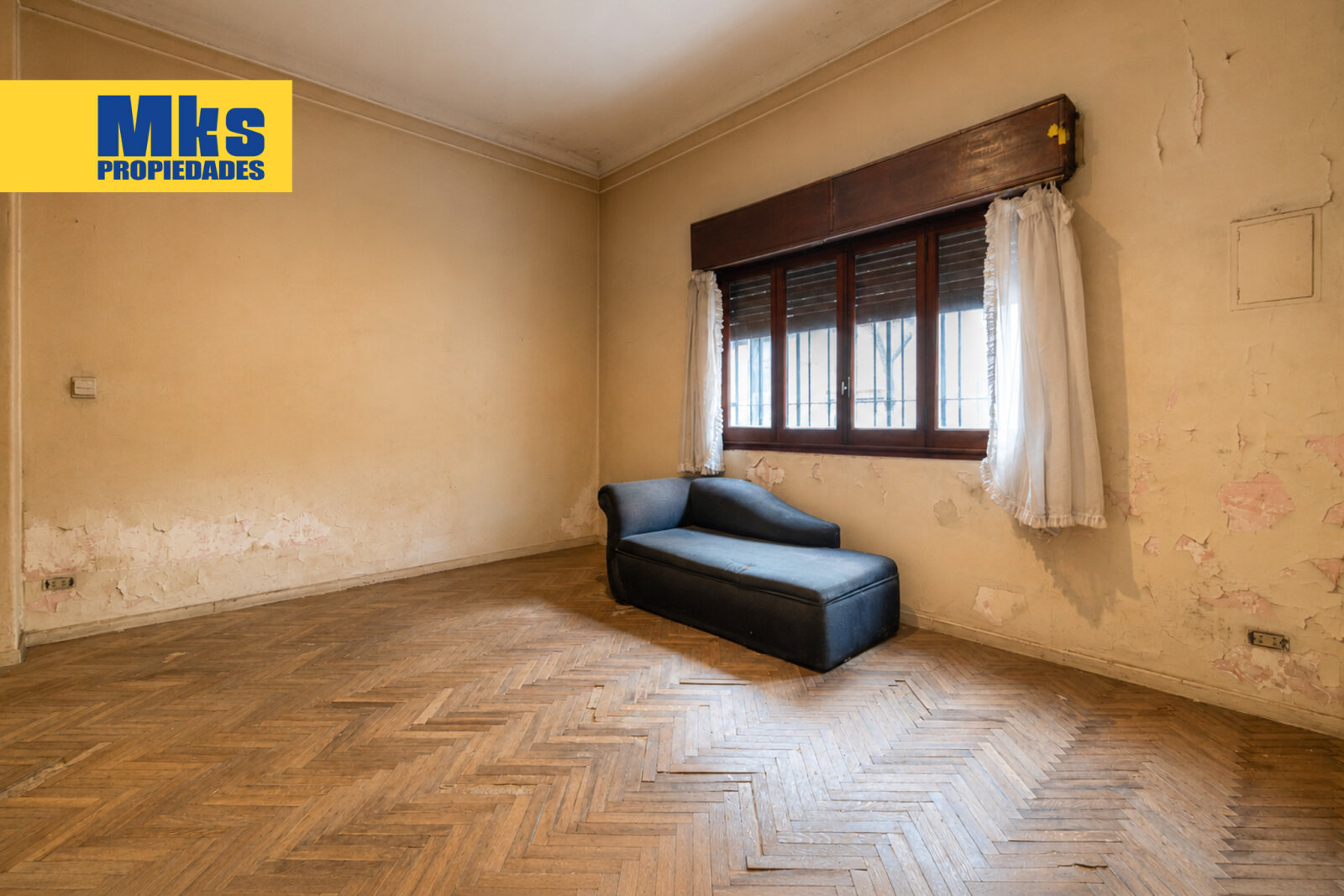 ¡Retasada! Casa con cochera en venta. 4 ambientes. A reciclar. - 3