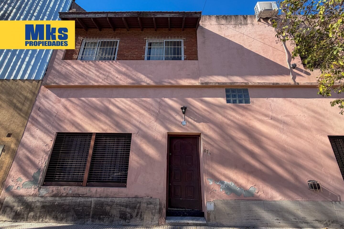 Venta. Casa en terreno propio. 4 ambientes. Quincho, patio y terraza. - 28