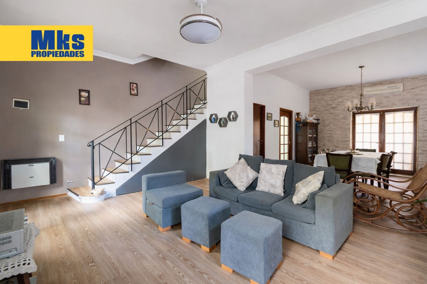 Venta. Casa 4 ambientes. Patio y Jardin. Barrio cerrado.