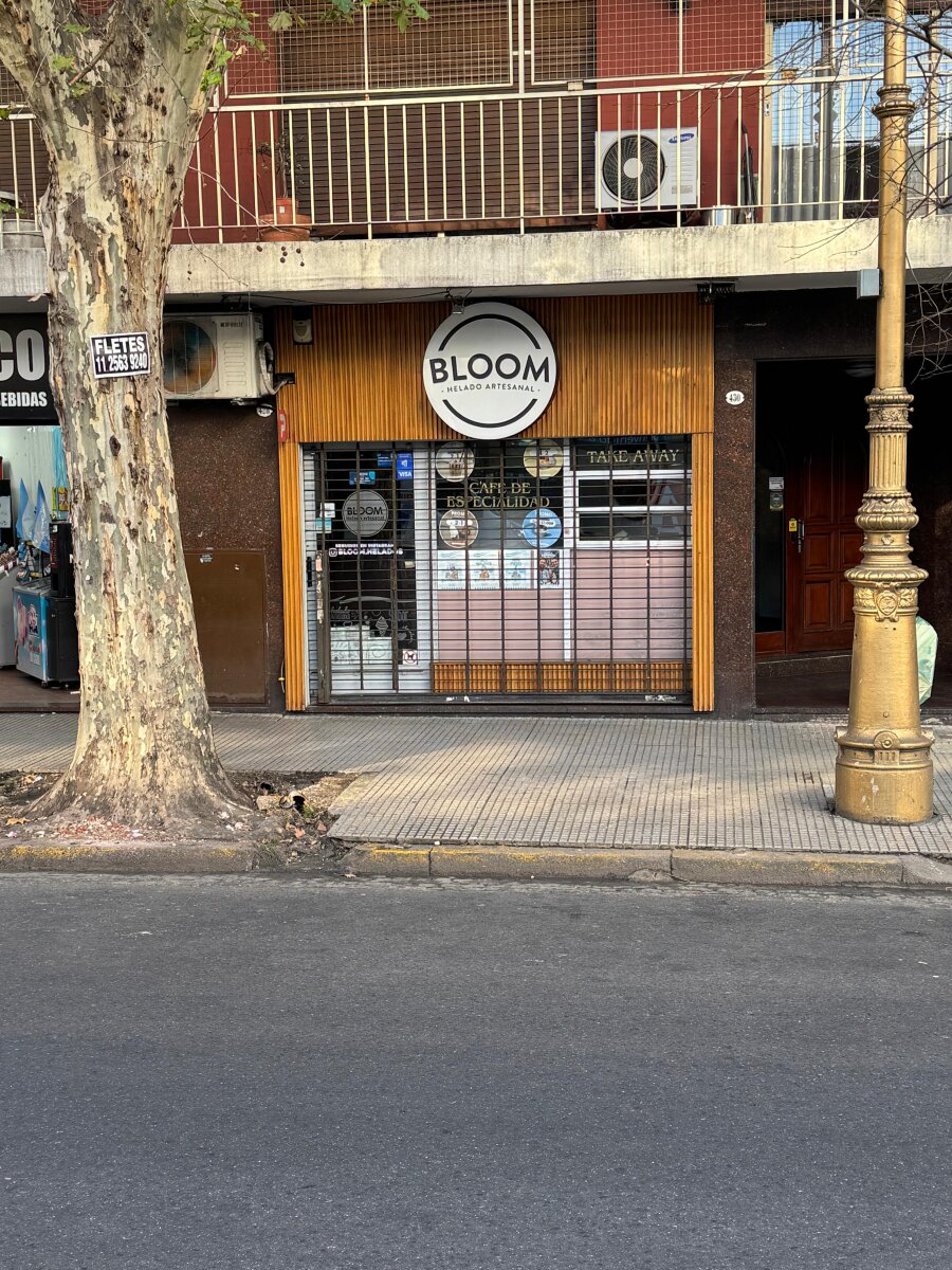 Alquiler. Local Comercial sobre Av Montes de Oca. Con Sotano. Barracas. - 1
