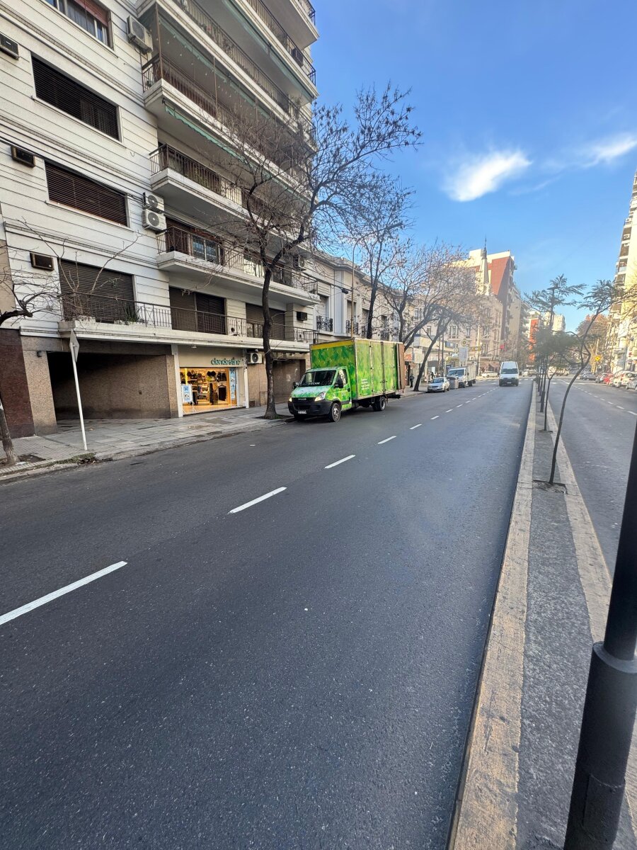 Alquiler. Local Comercial sobre Av Montes de Oca. Con Sotano. Barracas. - 3