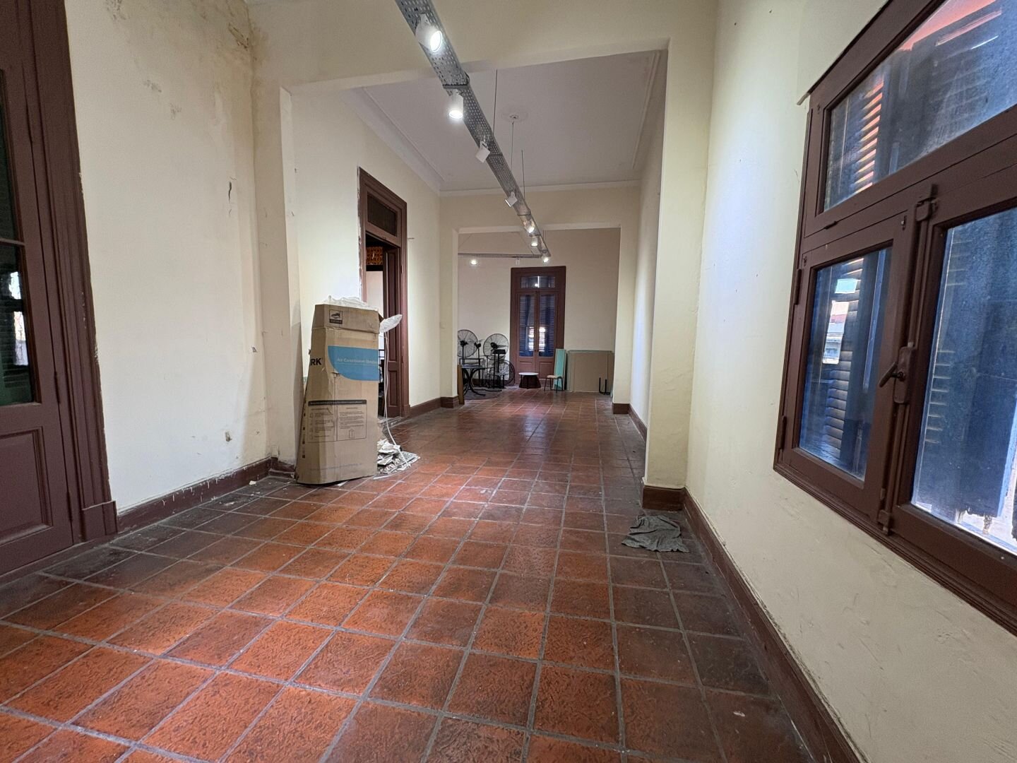 Local comercial en venta. CAMINITO. Primer piso. Dividido en dos plantas más. - 17