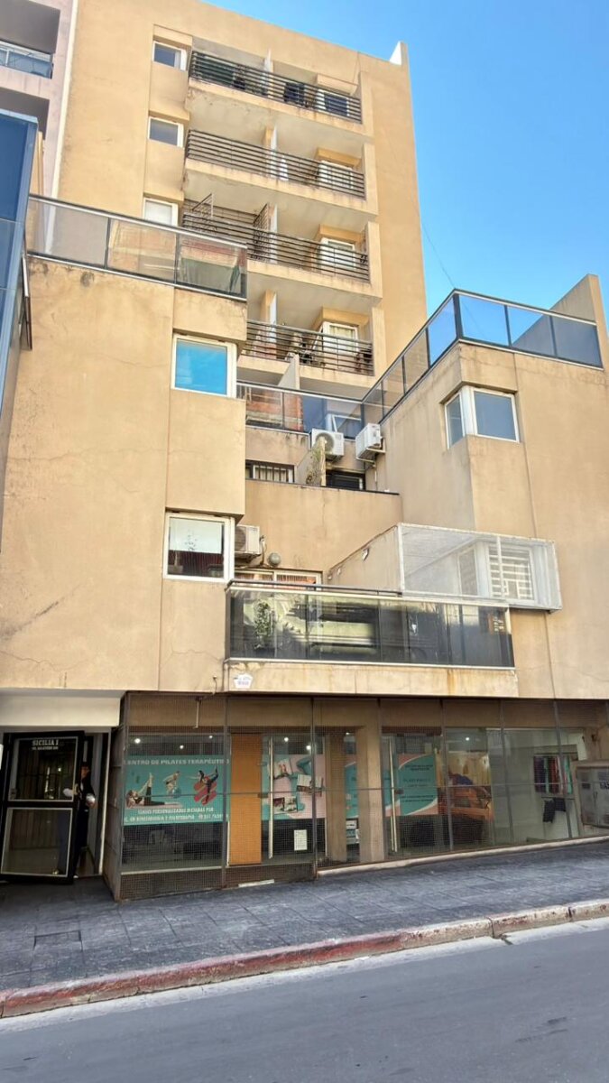 ¡IMPERDIBLE EN BARRIO CENTRO! - 11