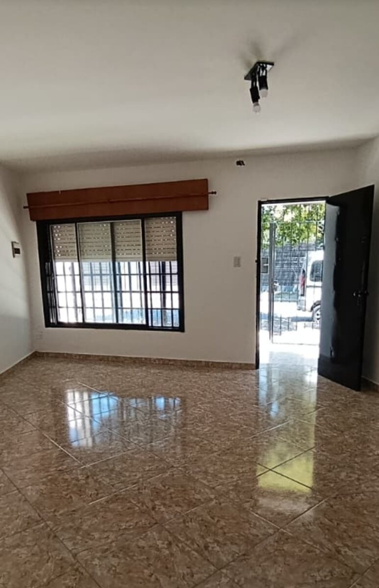 CASA 2 DORMITORIOS AMOBLADA CON JARDÍN Y COCHERA - 30