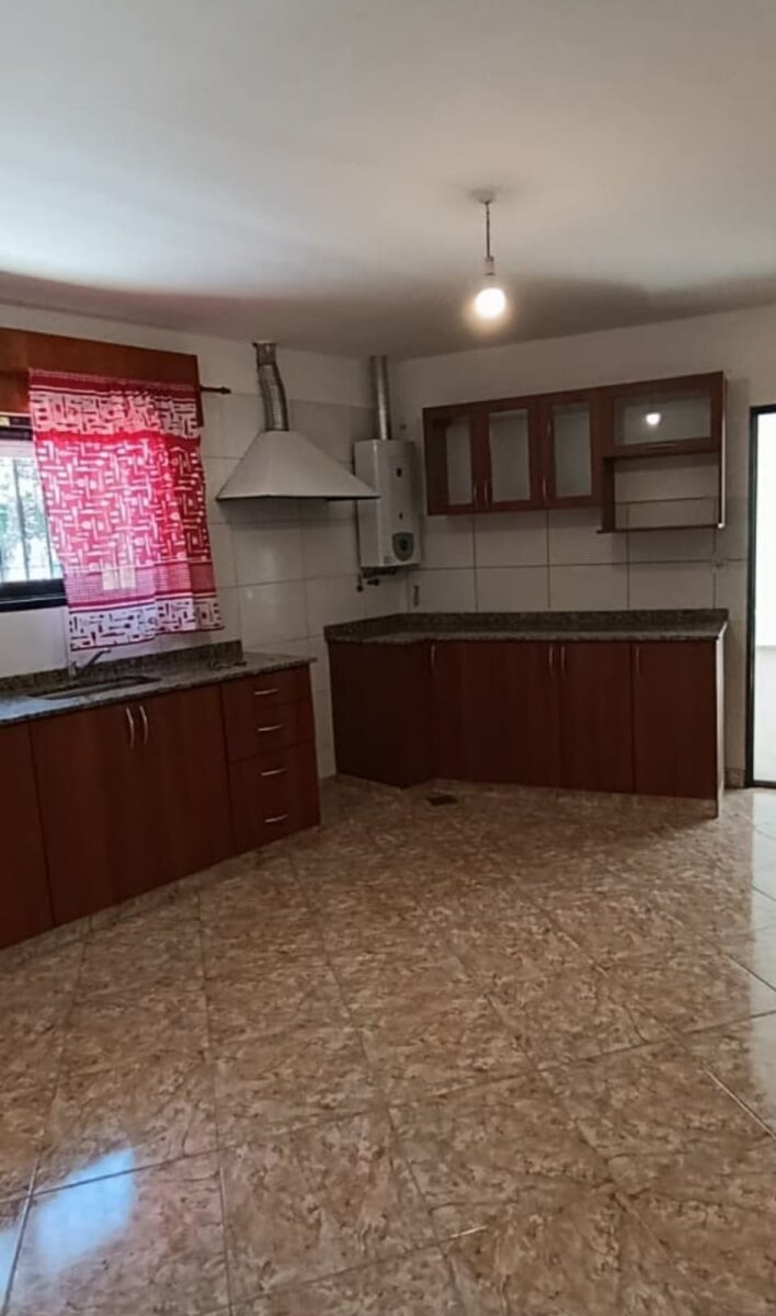 CASA 2 DORMITORIOS AMOBLADA CON JARDÍN Y COCHERA - 27
