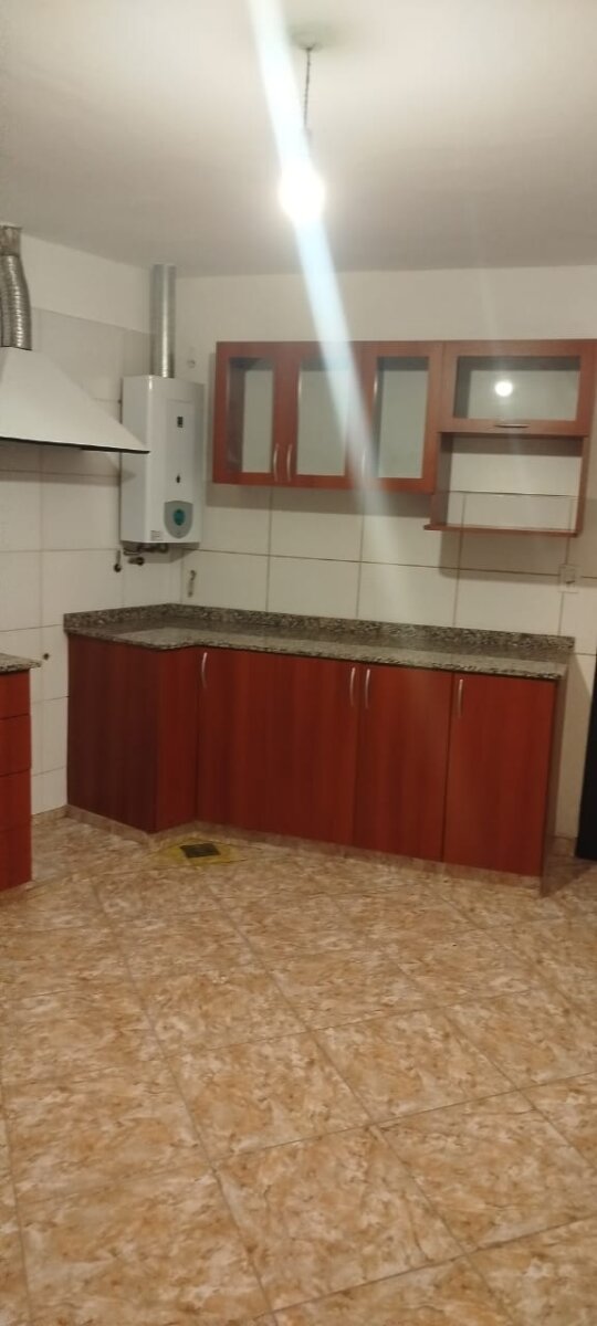 CASA 2 DORMITORIOS AMOBLADA CON JARDÍN Y COCHERA - 5