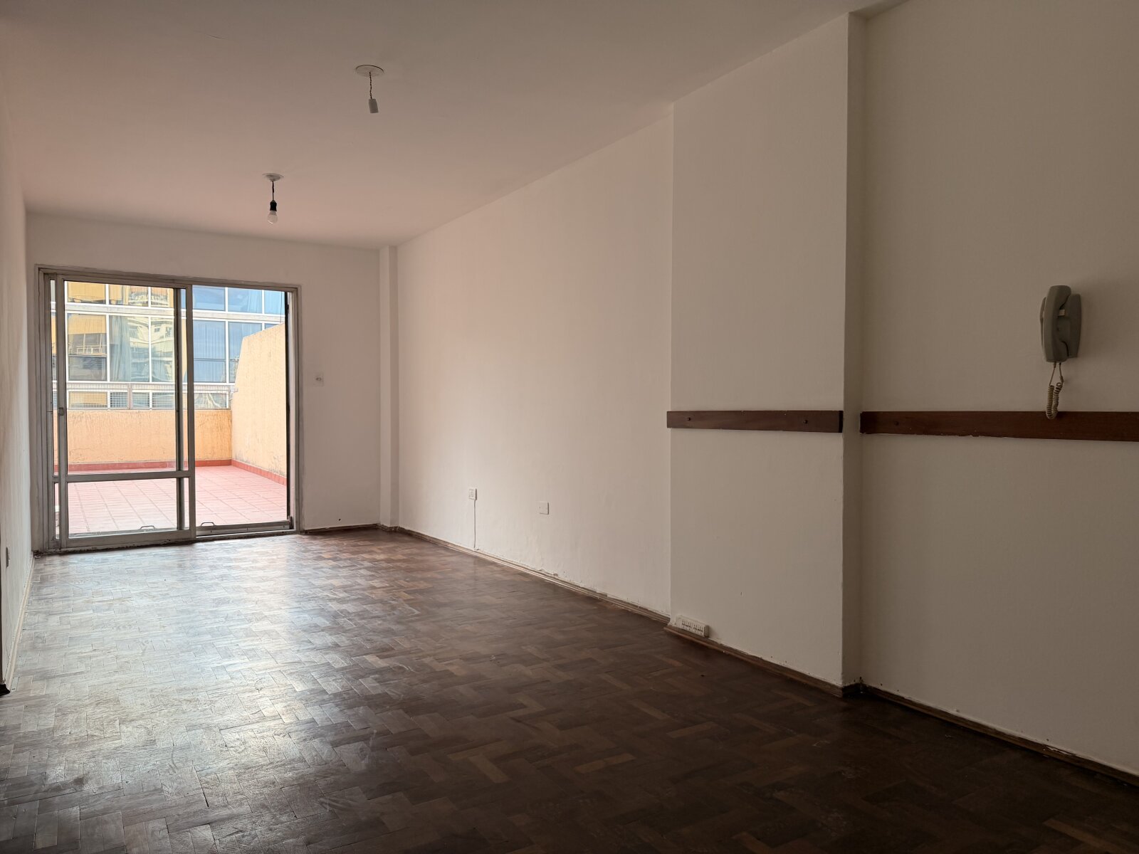 Oportunidad! Monoambiente en el centro con terraza propia. Excelente para inversion. Desocupado